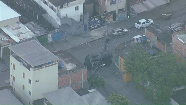 Polícia resgata vítima da milícia que seria queimada viva no Rio