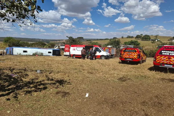 Bebê está entre os 5 mortos em acidente entre ônibus, carro e carreta - destaque galeria Bebê está entre os 5 mortos em acidente entre ônibus, carro e carreta - destaque galeria