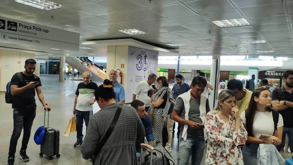 Aeroporto de Congonhas tem atrasos e cancelamentos após pista fechada