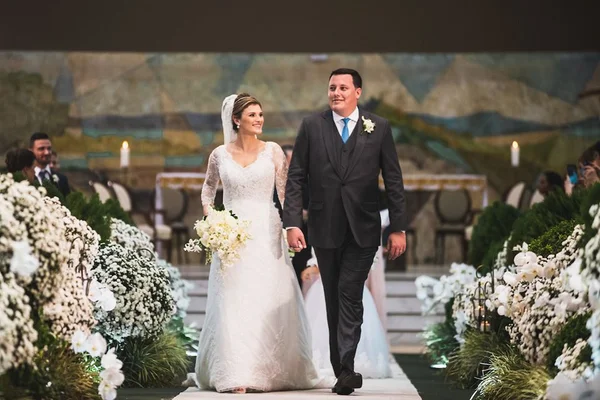 Enfim, casados! Paula Lins e Rodrigo Colela selam união sob bênçãos
