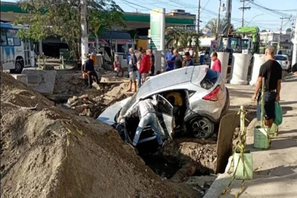Foto colorida de um barro em um buraco-Metrópoles