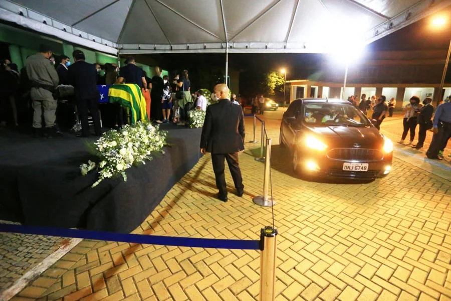 Corpo de Maguito é velado no ginásio Vilelão, em Jataí - imagem 1 Corpo de Maguito é velado no ginásio Vilelão, em Jataí - imagem 1