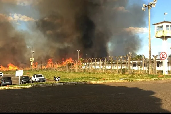 Papuda: 1,1 mil internos deixam celas devido a incêndio em matagal