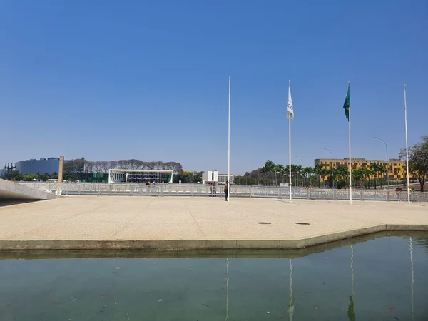 Manifestantes furam bloqueio da PM e circulam na Praça dos Três Poderes