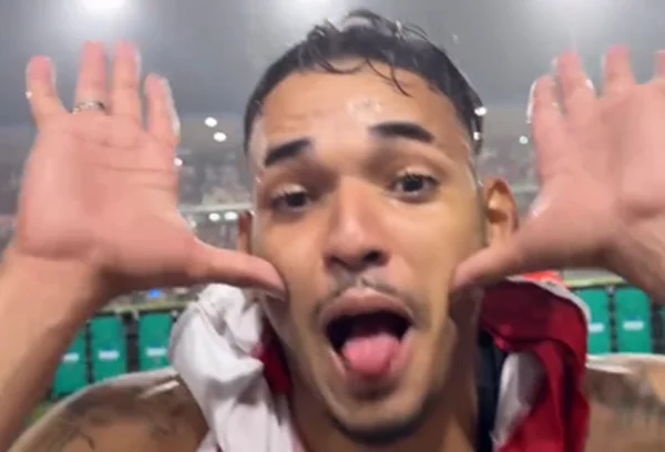 Foto colorida de jogador do CRB provocando Neymar - Metrópoles