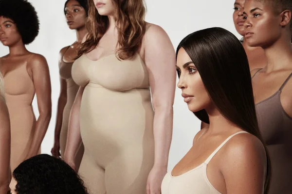 Kim K. fatura US$ 2 milhões nas primeiras horas da Skims Solutionwear