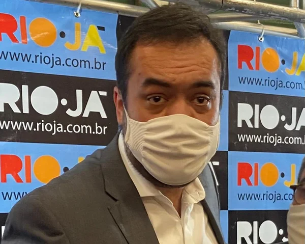 Sem tirar máscara, governador do Rio ironiza: “Ainda dizem que eu sou bolsonarista”