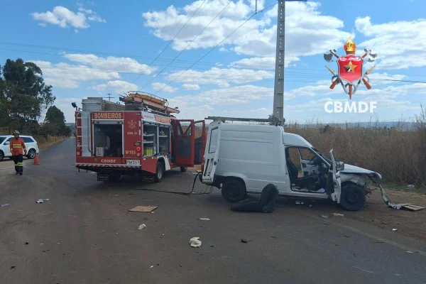 Colisão entre dois carros deixa quatro pessoas feridas no DF - destaque galeria Colisão entre dois carros deixa quatro pessoas feridas no DF - destaque galeria