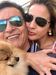 Andreia de Andrade e Nahim posam com o cachorrinho
