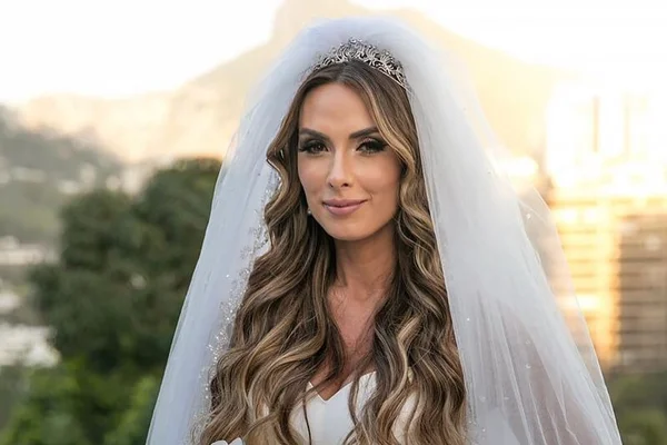 Nicole Bahls mostra a cama e fãs atestam: “Do tamanho da minha casa”