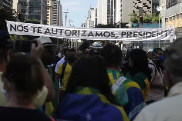 A tribo dos idiotas (por Tânia Fusco)