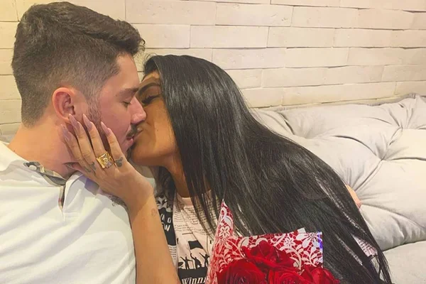 Ex de Anitta dá uma aliança gigante para MC Pocah