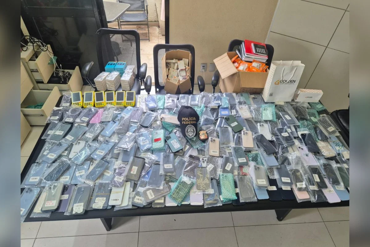 Diversos celulares também foram apreendidos pelos investigadores Diversos celulares também foram apreendidos pelos investigadores