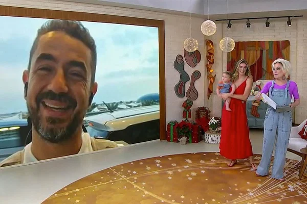 Felipe Andreoli, no telão, se emociona ao ver Rafa Brites, com Leon no colo, e Ana Maria Braga no Mais Você - Metrópoles
