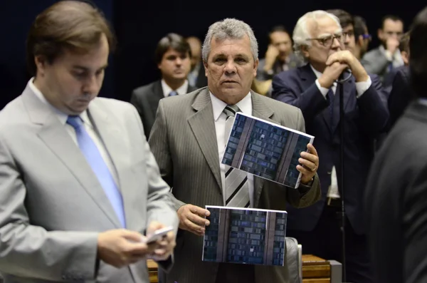 Servidores do Judiciário distribuem ministérios em miniaturas e criticam “compra de voto”