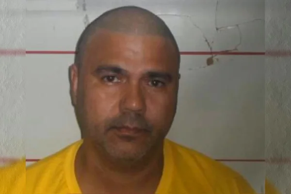 Condenado a mais de 27 anos de prisão por matar companheiro de profissão, o advogado Adelúcio Lima Melo fugiu da prisão pela janela - Metrópoles