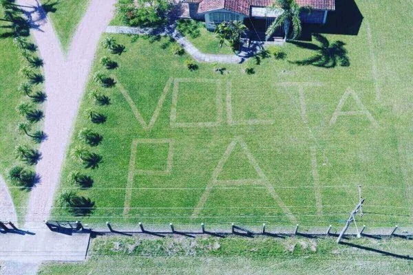 Pai homenageado por filho na grama de casa tem alta após contrair Covid-19