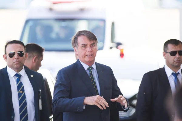 Bolsonaro anuncia edital para bancar de ópera a quadrinhos