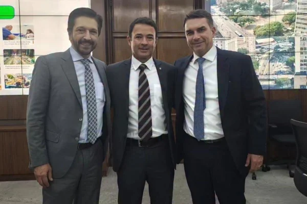 O prefeito de São Paulo, Ricardo Nunes (MDB), o vice-prefeito Mello Araújo (PL), e o senador Flávio Bolsonaro (PL)