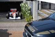 Imagem da réplica do carro de Fórmula 1 usado por Ayrton Senna