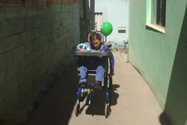 Criança com paralisia cerebral é deixada na escola em dia de excursão