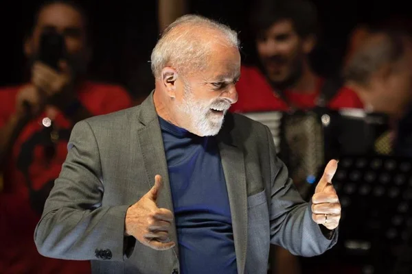 A dança do acasalamento para atrair atenção de Lula nas eleições do DF
