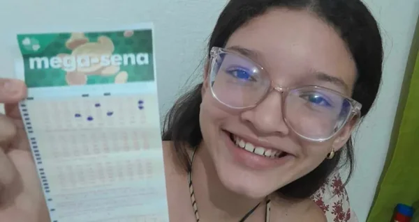 Foto colorida da menina de 11 anos que fez o jogo e guardou o bilhete em casa - Metrópoles