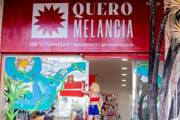 Na imagem com cor, foto de peças da marca Quero Melancia - metrópoles