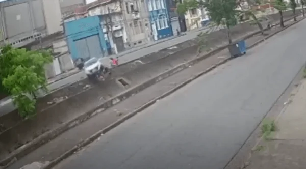 Vídeo: carro atropela quatro pessoas da mesma família e cai em canal