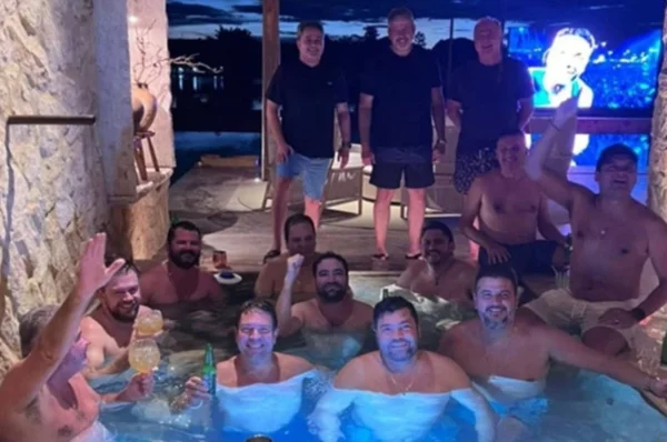 Senador reage após aparecer em foto em piscina: “Ninguém pede ficha policial”