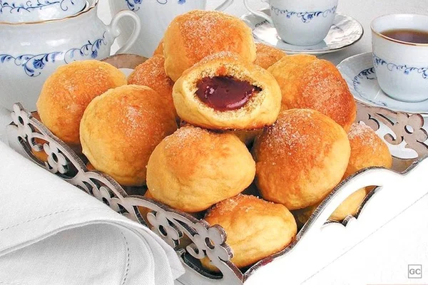 Pão de fubá com goiabada