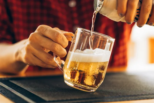 Foto colorida de copo enchendo de cerveja - Metrópoles