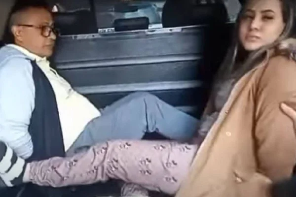 Homem e mulher acusados de serem mandantes de assassinato algemados dentro de viatura da polícia; ele é pai de um homem que foi assassinado em julho de 2023 - Metrópoles