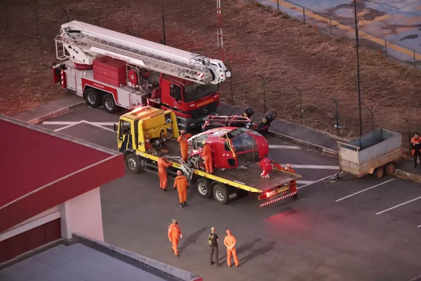 Após perícia da FAB, carcaça de helicóptero do CBMDF é levada para batalhão