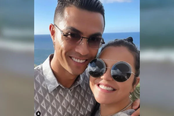 Imagem colorida de Cristiano Ronaldo e a irmã Katia Aveiro. Os dois estão de óculso na foto - Metrópoles
