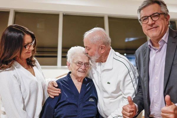 Imagem colorida mostra Lula beijando Luiza Erundina ao lado de Janja e Alexandre Padilha - Metrópoles