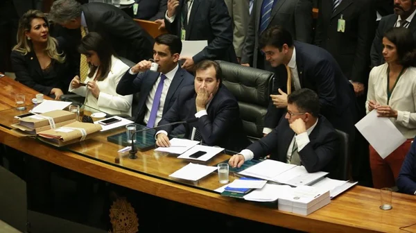 Câmara dos Deputados adia votação da reforma política para quarta (23)
