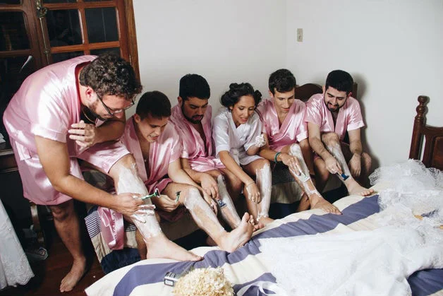 Noiva faz ensaio fotográfico hilário com amigos no lugar das madrinhas - imagem 1 Noiva faz ensaio fotográfico hilário com amigos no lugar das madrinhas - imagem 1