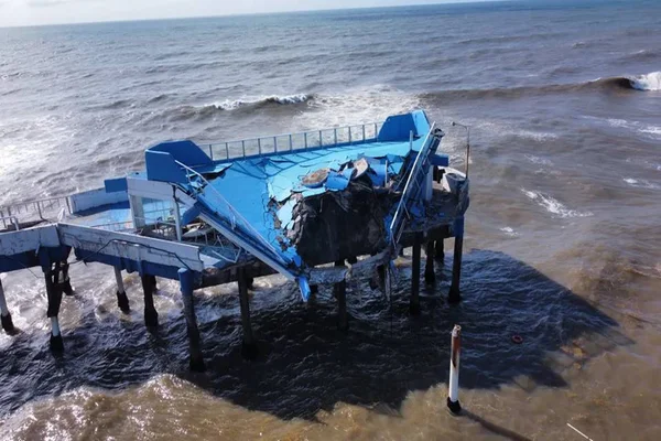 Plataforma de Atlântida, em Xangri-Lá, amanheceu destruída neste domingo (15)