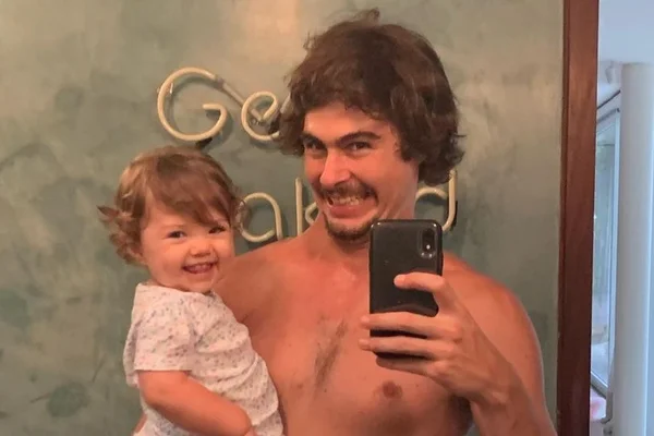 Rafa Vitti posta selfies e brinca: “Adm do fã clube da Clara Maria”