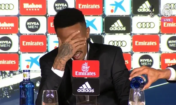 Sentiu! Militão passa mal durante apresentação no Real Madrid