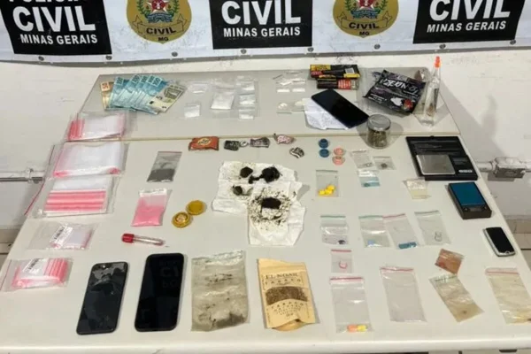 Imagem colorida que mostra pertences apreendidos de português investigado por tráfico de drogas - Metrópóles