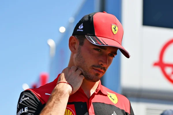 foto colorida de Charles LeClerc