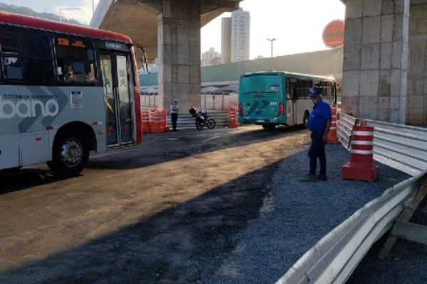 Imagem colorida da Avenida Francisco Bernardino é reaberta para passagem embaixo do viaduto Roza Cabinda - Metrópoles