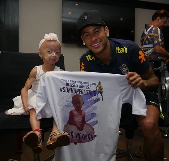 De barba, Neymar come caviar com amigo em Paris: “Favela venceu”