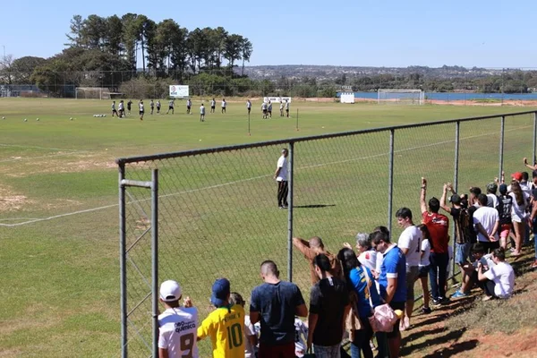 Treino do Corinthians no CT do Brasiliense atrai torcedores do Timão
