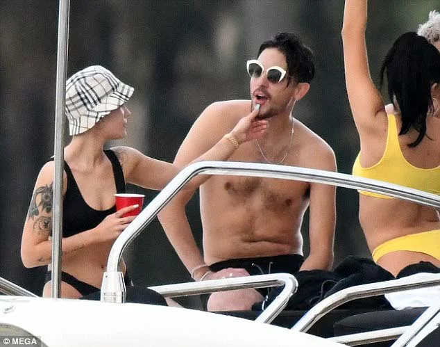 Vazam fotos da cantora Halsey supostamente cheirando cocaína em barco - imagem 6 Vazam fotos da cantora Halsey supostamente cheirando cocaína em barco - imagem 6