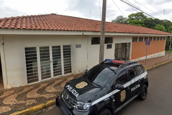 Imagem colorida de delegacia de Brotas, no interior de São Paulo, com carro de polícia na frente - Metrópoles
