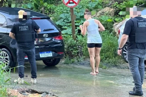 Imagem colorida de stalker sendo presa - Metrópoles