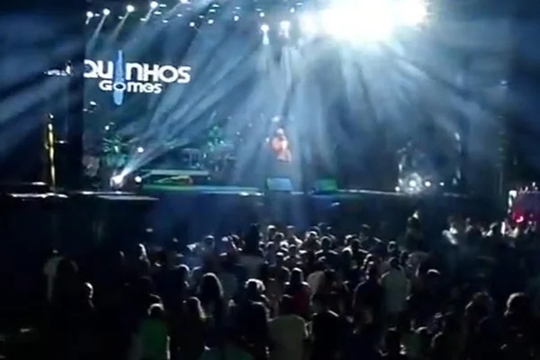 Vídeo: cantor gospel cai do palco e atribui queda a “magia negra”